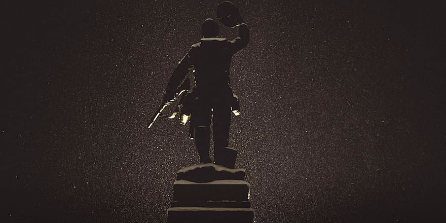 Heykele gösterdiğiniz saygıyı Hz. Muhammed'e (asm) göstermiyorsunuz