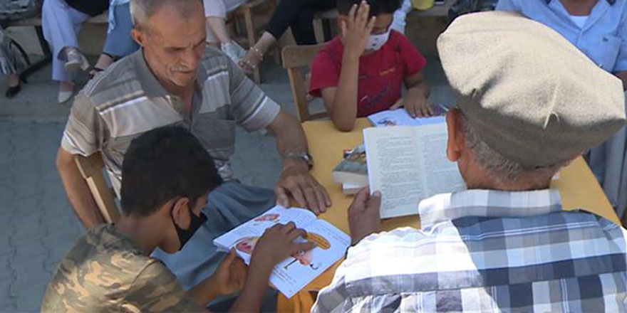 Mahalleli her salı kahvede toplanıp kitap okuyor