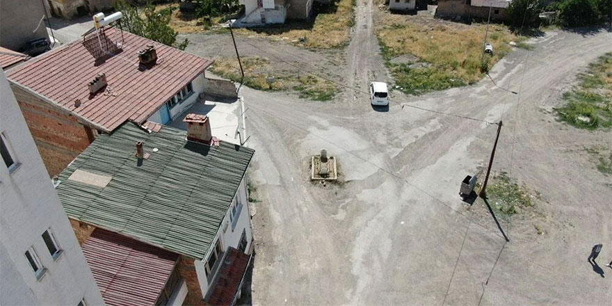 Mezar yolun tam ortasında kaldı