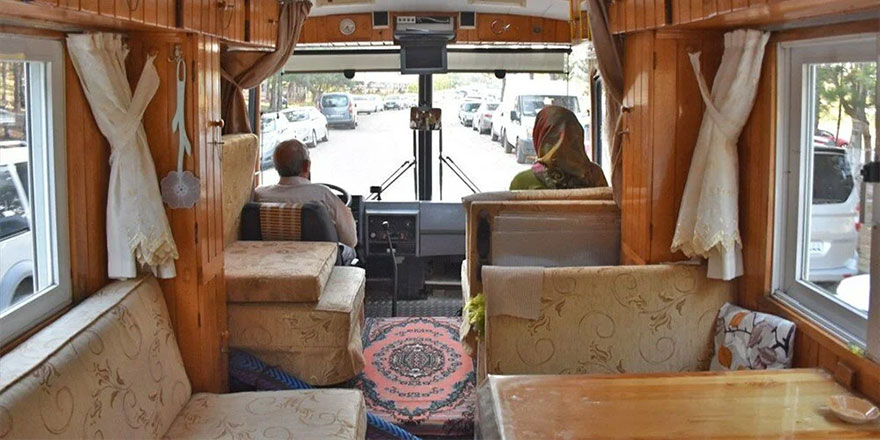 Motokaravana dönüştürdüğü eski model minibüsüyle 13 yıldır Türkiye'yi karış karış geziyor