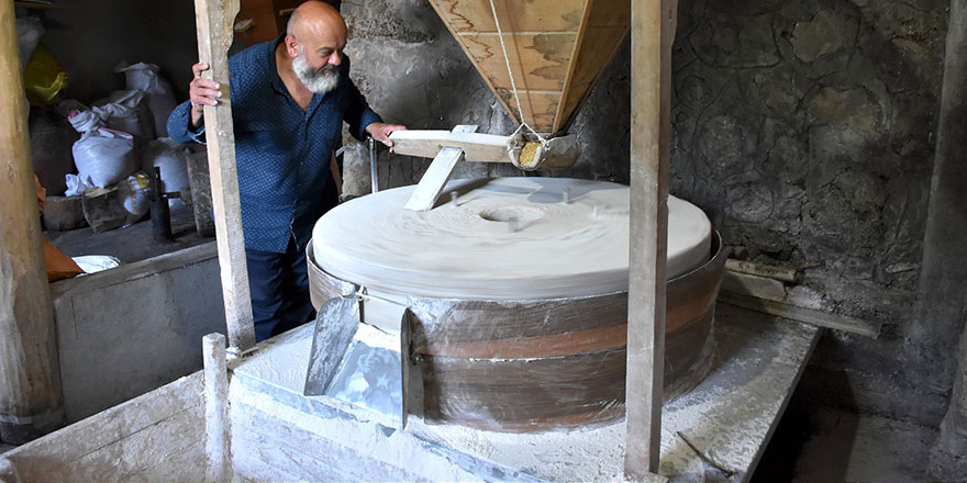 Erzincan'da ata yadigarı su değirmeninin çarkı asırlardır dönüyor: Unda 'karınca ayağı' ölçüsü