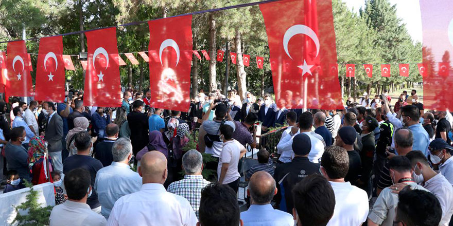 15 Temmuz'un kahraman şehidi Ömer Halisdemir'in kabrinde tören düzenlendi