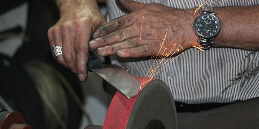 Bıçak ustaları Kurban Bayramı öncesi 1200 derecenin önünde yoğun mesaide