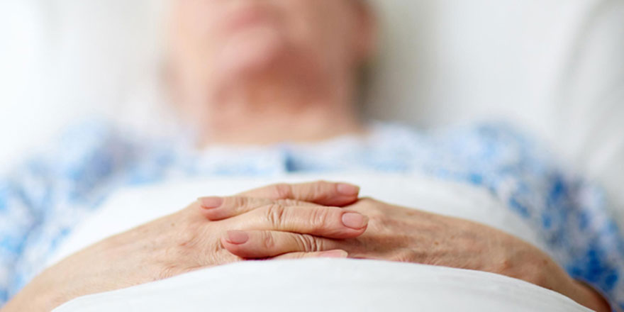 82 yaşındaki kayınvalidesine 22 yıldır çocuğu gibi bakıyor