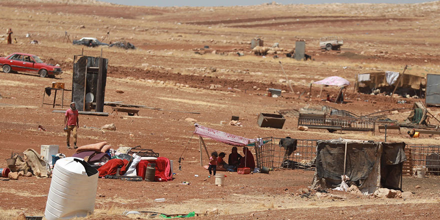 İşgalci İsrail'in evlerini yıktığı Filistinli bedevi aileler kavurucu yaz sıcağında ortada kaldı