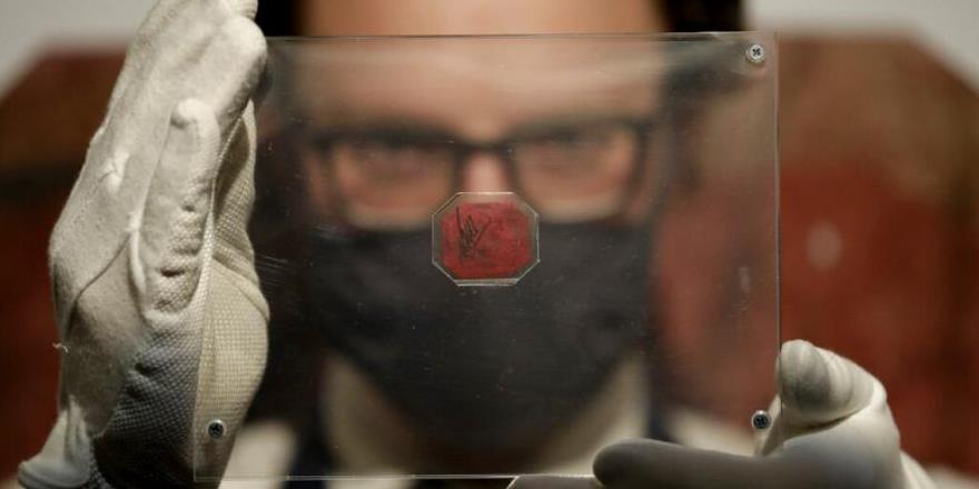 Dünyanın en pahalı posta pulu Londra'da sergilenecek