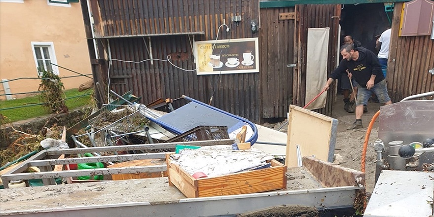 Avusturya’da sele kapılan Türk çifti Avusturyalı komşusu kurtardı