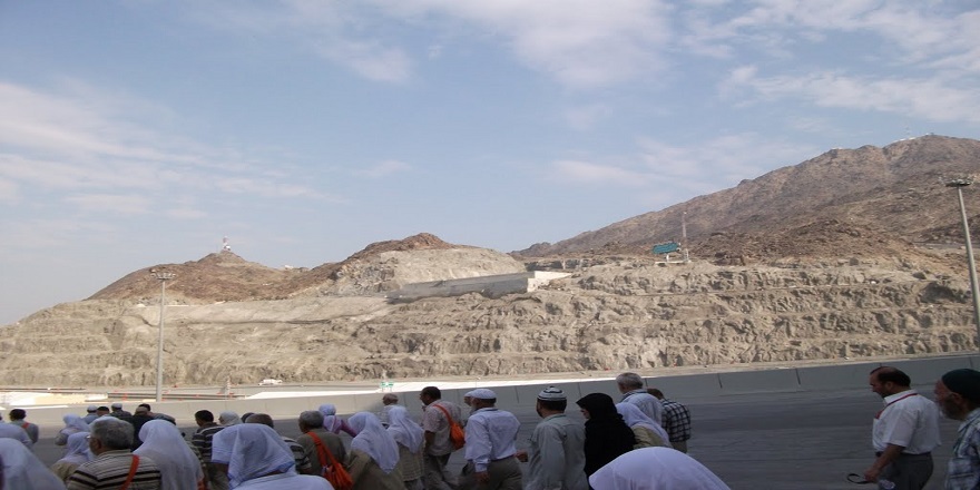 Kutsal topraklardaki hacı adayları Mina'ya ulaşmaya başladı