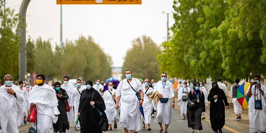 Kutsal topraklardaki hacı adayları Müzdelife yolunda