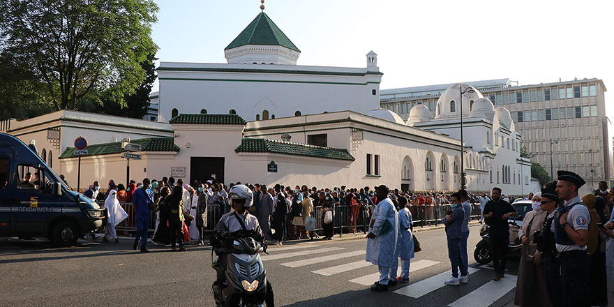 Fransa'da Bayram namazı 3 kere kılındı