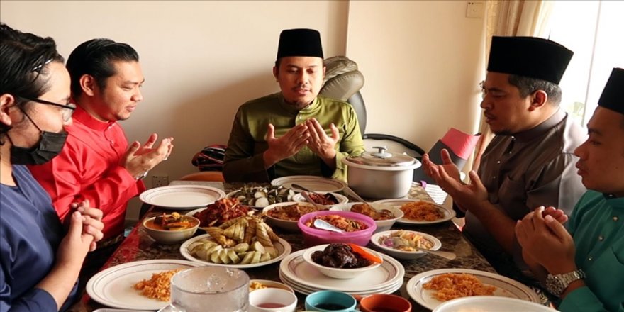 Malezya'da Müslümanlar bayram geleneklerini sürdürüyor