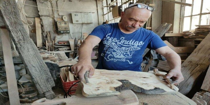 Çöpü sanata dönüştürerek israfı önlüyor