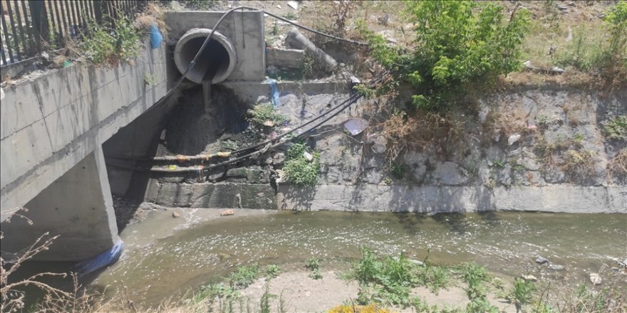 Esenyurt'ta dereye akan kirli sular ile atıklar, çevre sakinlerini rahatsız ediyor