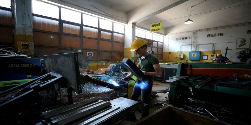 Meslek liselilerin ürettiği masa, sıra ve dolaplar 20 ilde eğitime katkı sunuyor