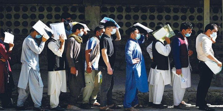 Uluslararası basının gözü Kabil’de! Binlerce kişi pasaport kuyruğunda