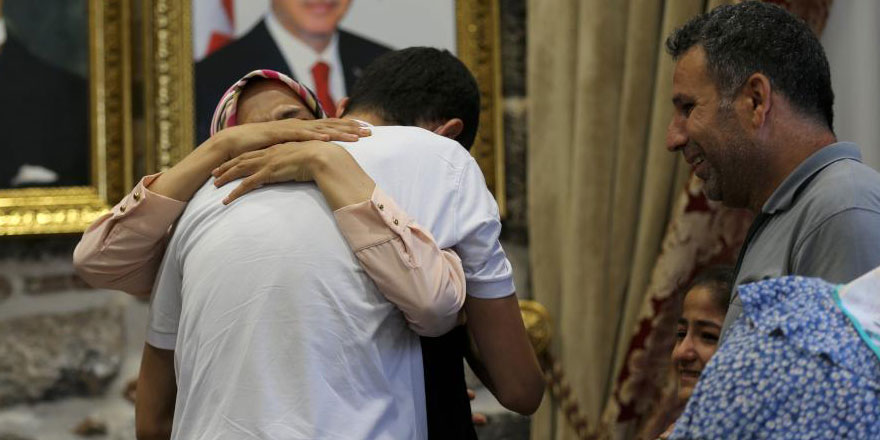 Diyarbakır'da oturma eylemi yapan 3 aile daha evlatlarına kavuştu