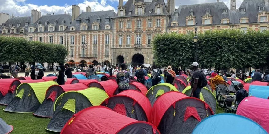 Fransa'da 400 evsiz, 'onurlu barınma' için Paris'in en turistik yerinde çadır kurdu