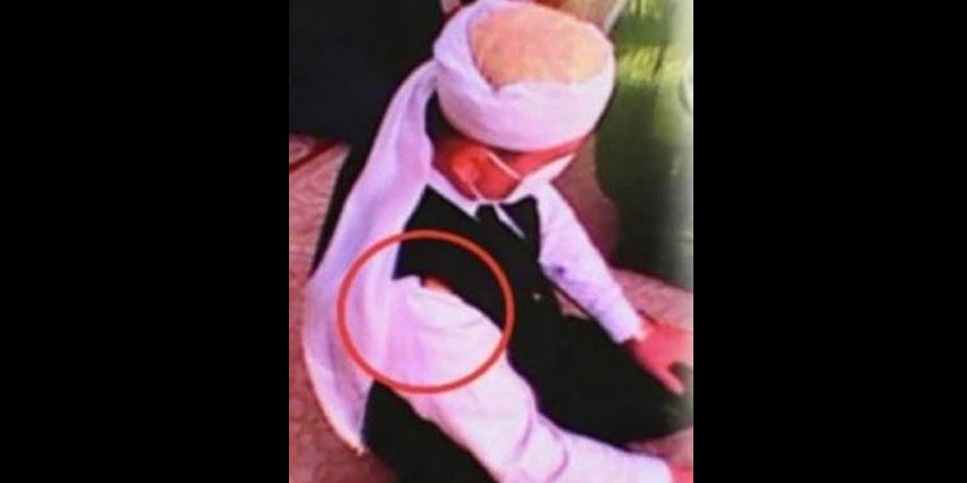 Sarıkla namaz kıldı diye amirali görevden aldırdılar!