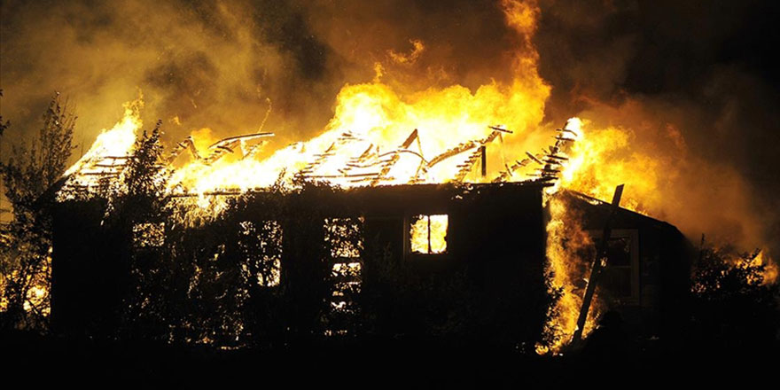 Karşı apartmandaki yangına, balkondan hortumla müdahale etti