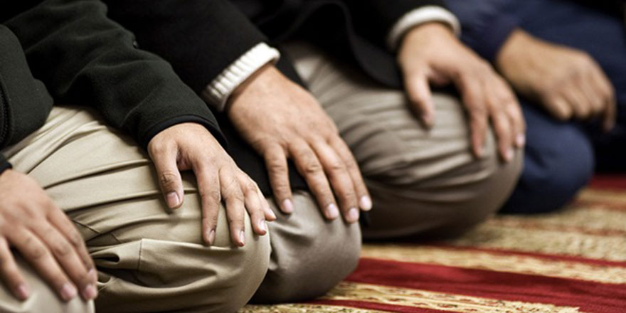 Ev veya iş yerinde cuma namazı kılınabilir mi?