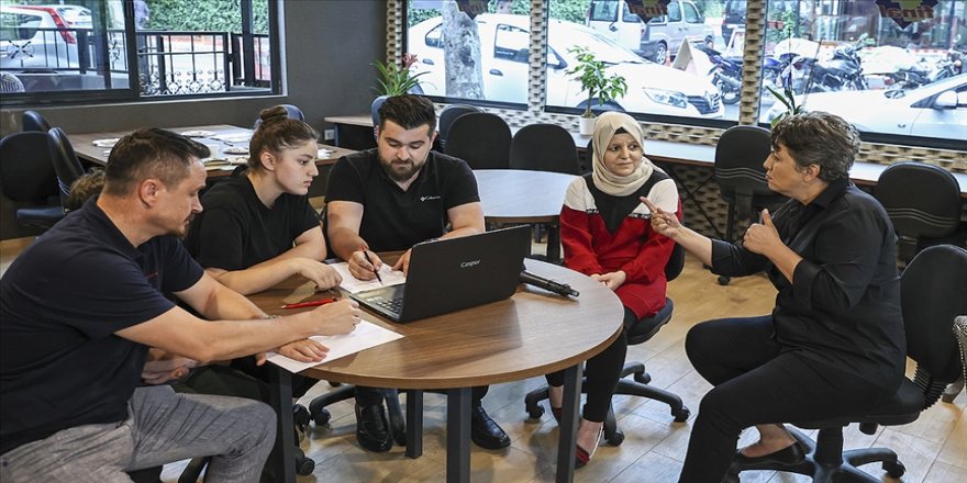 İşitme engelli üniversite adayları ile ailelerine işaret diliyle tercih desteği