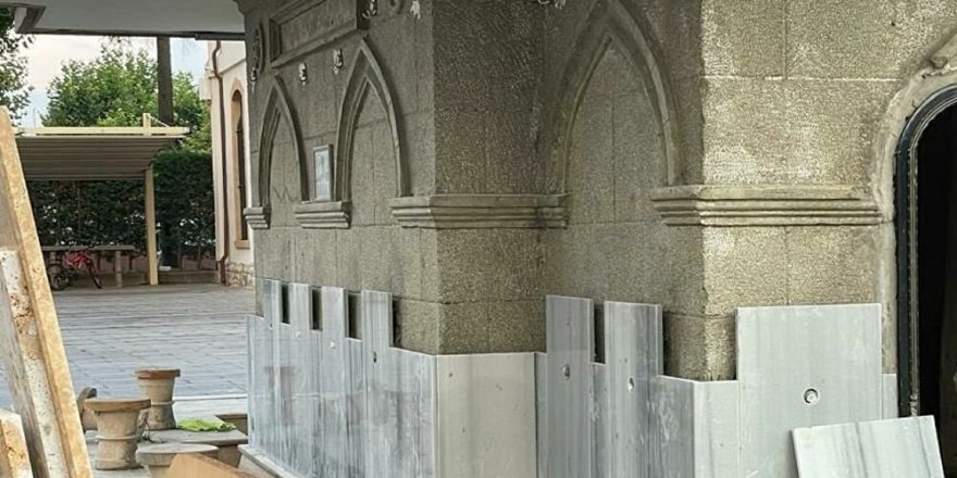 Taş işçiliği ile süslü tarihi şadırvanın 'mermer' ile kaplanmasına tepki