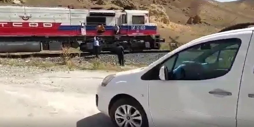 Bahşiş için trenle düğün konvoyunun önünü kestiler