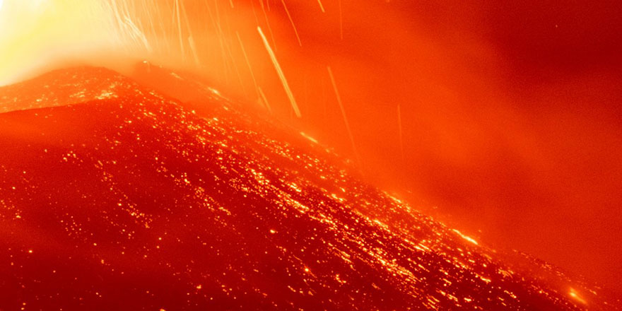 Etna Yanardağı'ndaki şiddetli patlama volkanik fırtınaya neden oldu