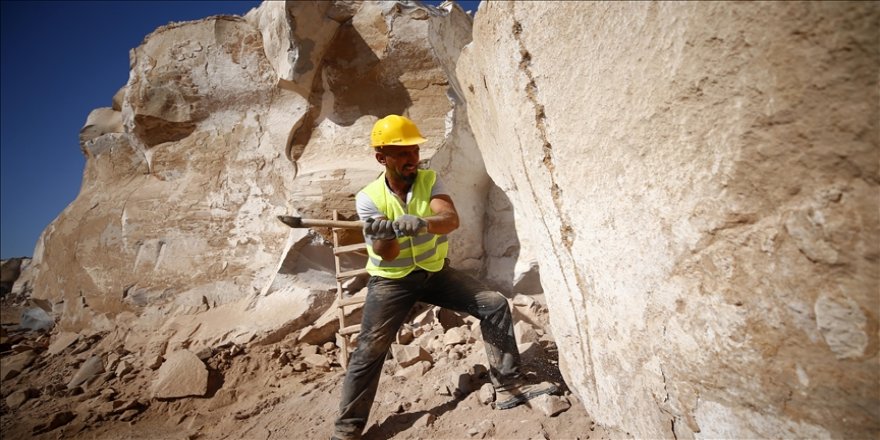 Dev kayaları bilek gücüyle kıran işçi ekmeğini 'taş'tan çıkarıyor