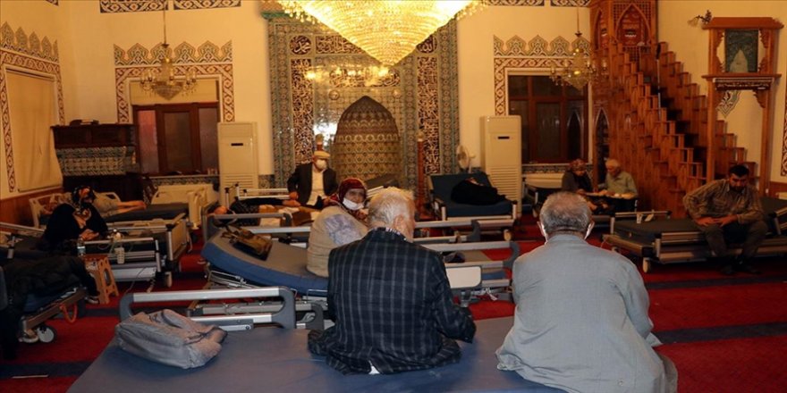 Sel felaketinin yaşandığı Bozkurt ilçesinde caminin içine sahra hastanesi kuruldu