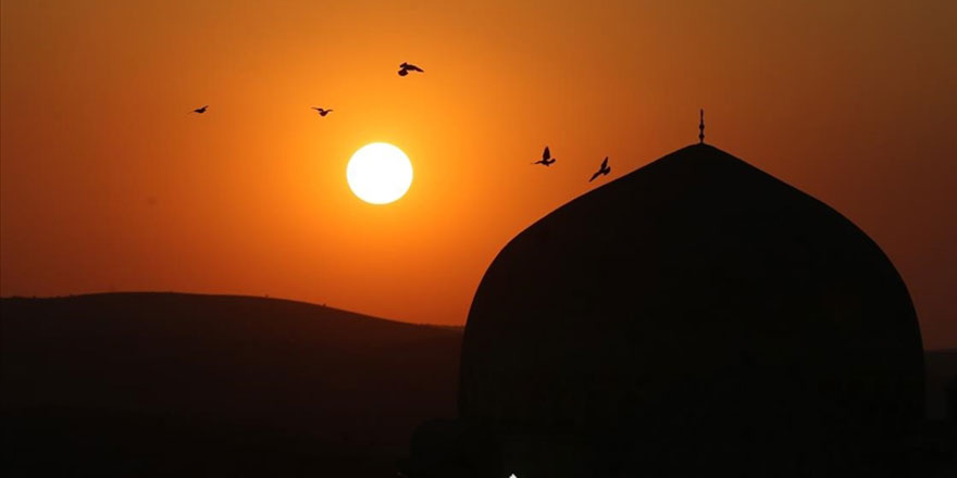 Mardin'de tarihi yapılar gün batımında kartpostallık manzaralar oluşturuyor