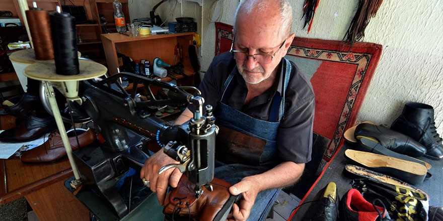 Konyalı Mehmet Usta, kendisi gibi yürüme engelliler için özel ayakkabı üretiyor
