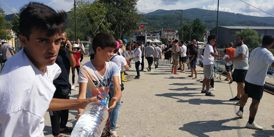 Sinop'ta yardım için insan zinciri yapıldı