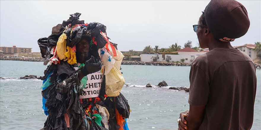 Senegal'in 'Plastik Adamı', plastik atıklarla savaşıyor