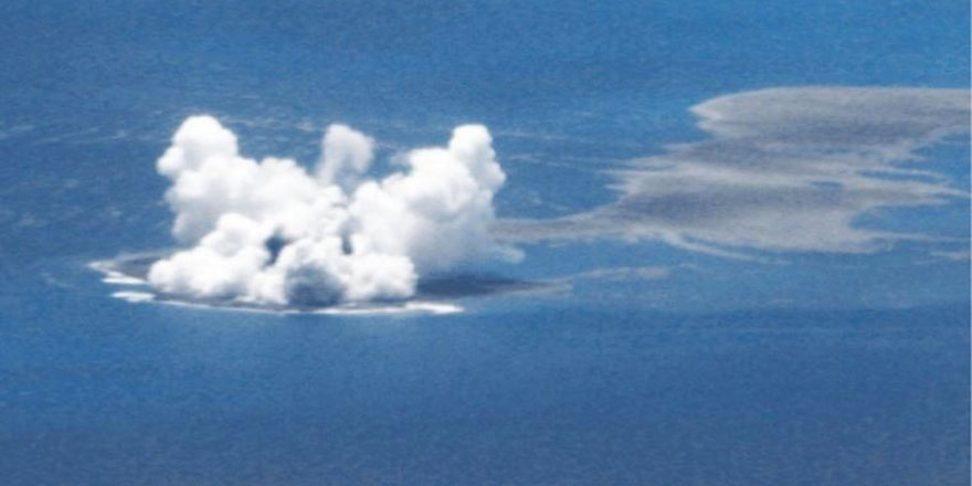 Denizin altı patladı yeni ada göründü