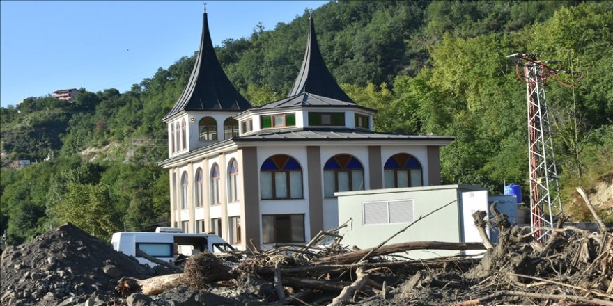 Bozkurt'ta selden etkilenen camiyi cuma namazına yetiştirmek için canla başla çalışıyorlar