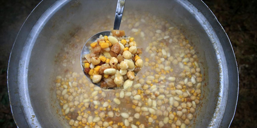 Aşure kazanları dualarla birlikte kaynıyor