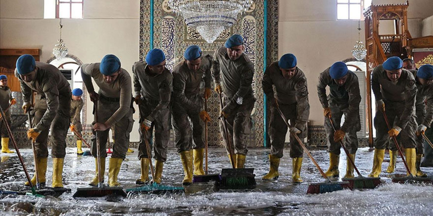 Komandolar selden etkilenen camiyi temizledi