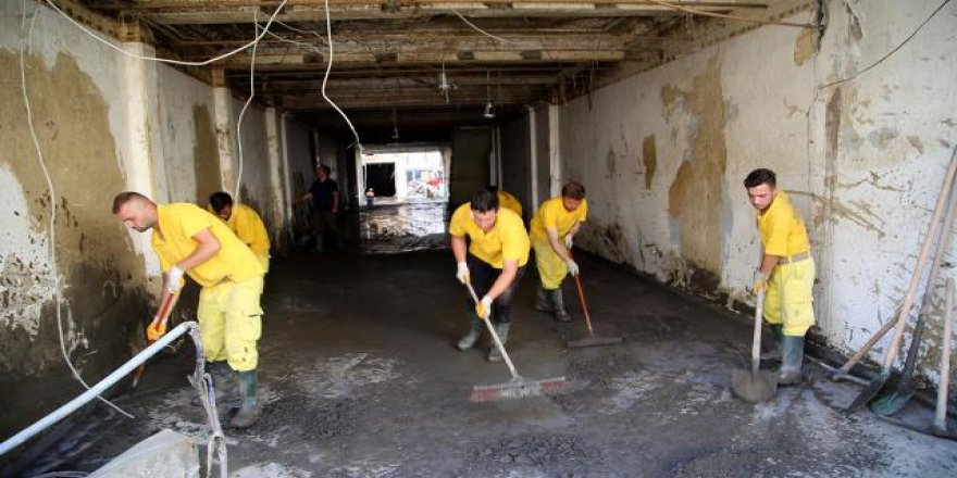 "Ateş savaşçıları" şimdi de sel bölgesinin yaralarını sarıyor