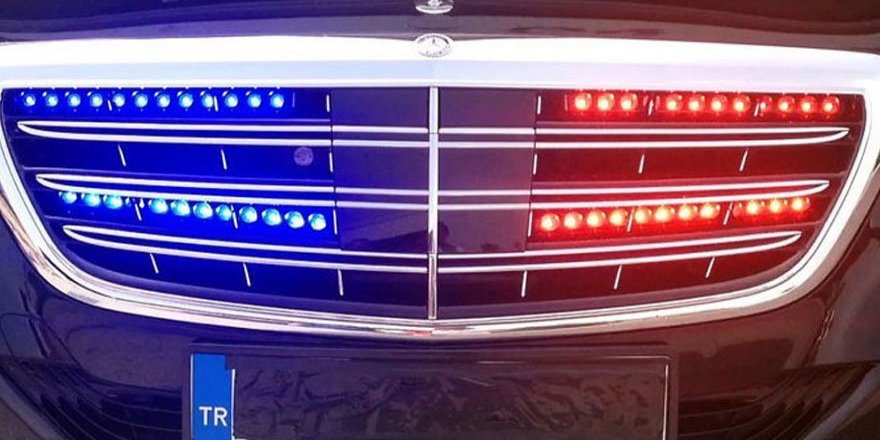 Çakarlı araçla trafiği tehlikeye atanlar sosyal medyadan yakalandı