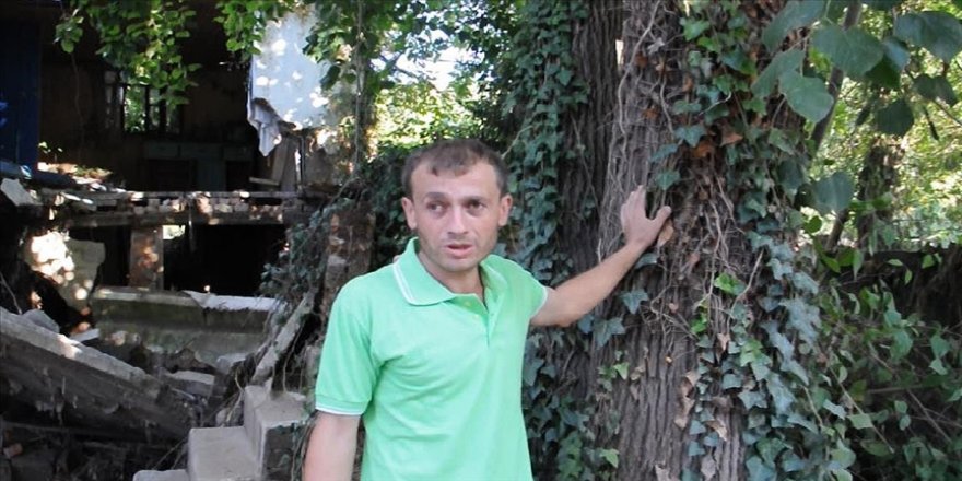 Kastamonu'daki selde ağaca çıkan kişi, babasını da kemeriyle çekip kurtardı