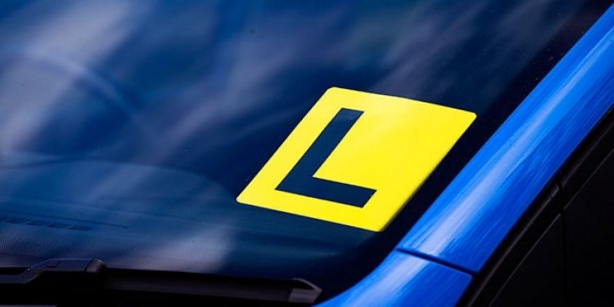 Avustralya'da acemi sürücülerin kullandığı araçlara L işareti takılıyor