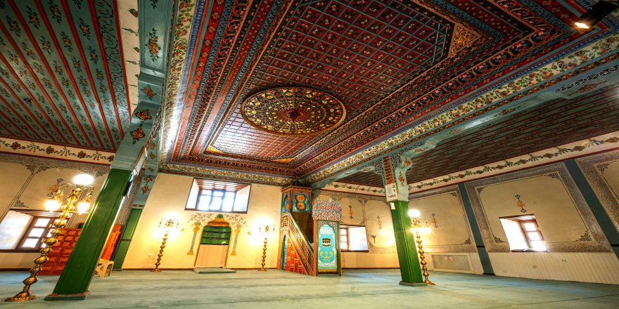 Ahşabın sanata dönüştüğü 126 yıllık cami