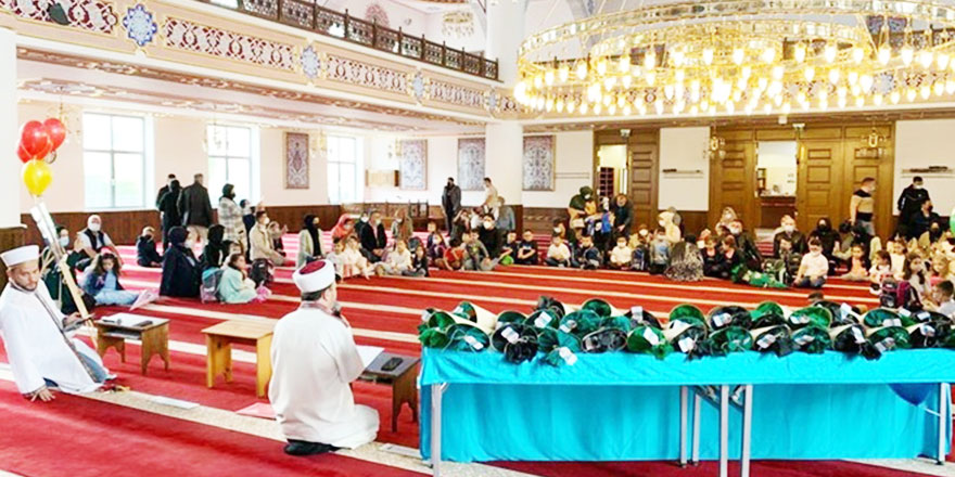 Almanya’da öğrenciler okullarına camilerde dua ederek başladı