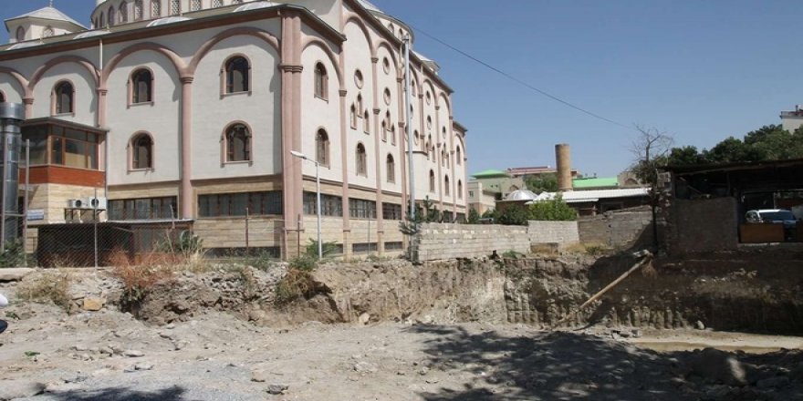 Tarihi Yukarı Nurşin Camii, beton yığınları arasında kaybolmak üzere