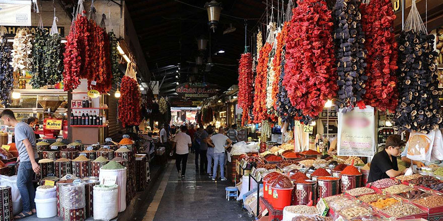 Dönüş yoluna geçen gurbetçiler yöresel ürünlere rağbet gösteriyor