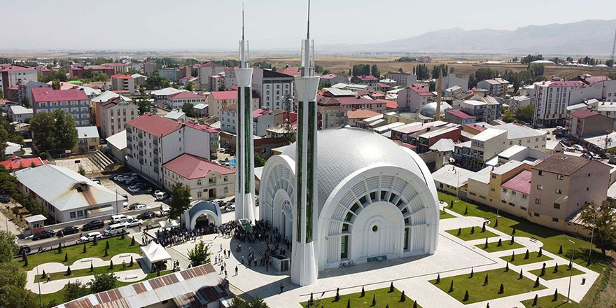 Mimarisi ile dikkat çeken cami, Said Nursi'nin sözleri ile açıldı