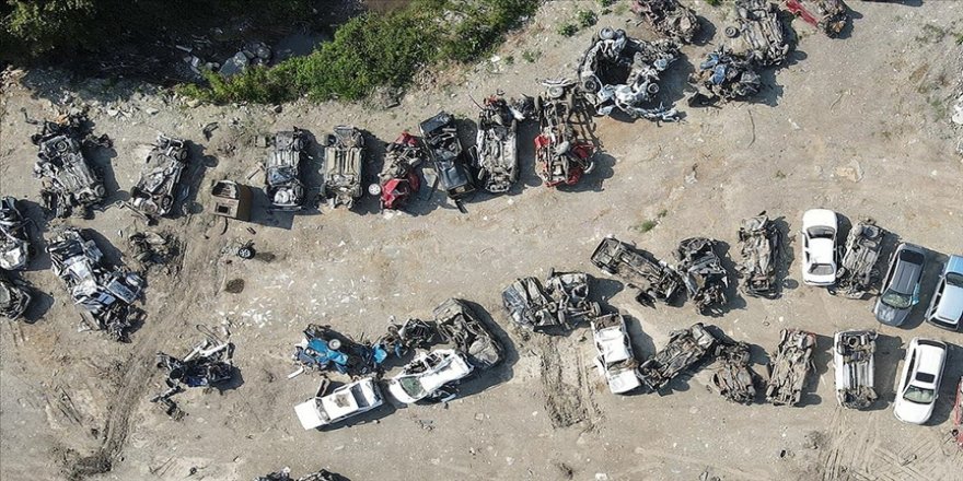 Selde hurdaya dönen araçlar felaketin boyutlarını gözler önüne seriyor