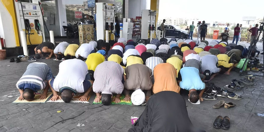 Benzinlikte cuma namazı kılarak protesto ettiler