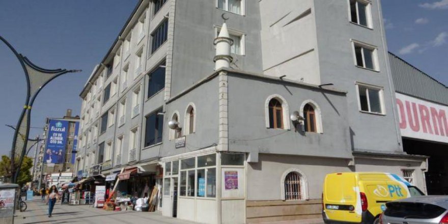 Apartmanın köşesi 'Bana düşen bölümü cami yapın' ile şekillendi